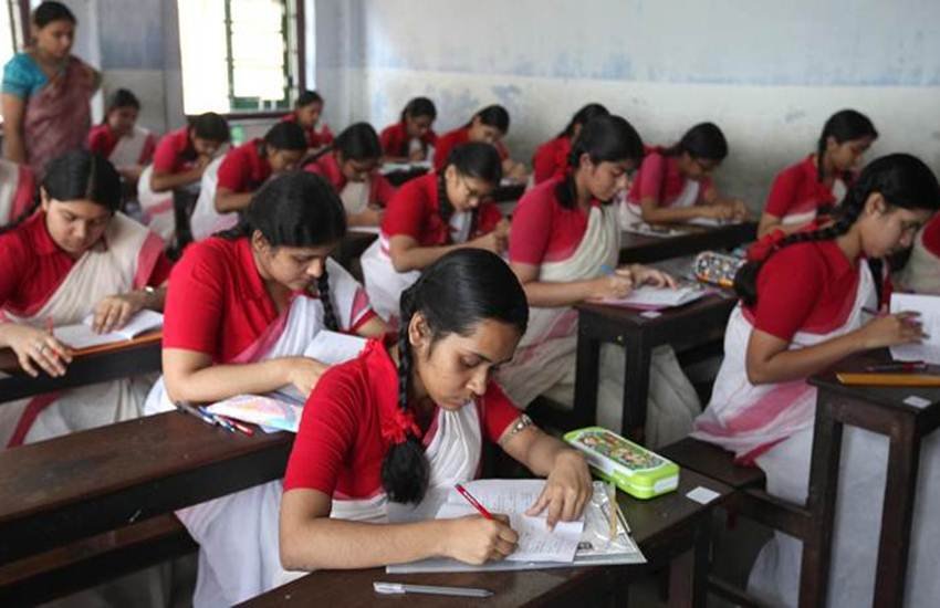 WB Madhyamik results 2018: नतीजे घोषित होने पर छात्र अपने रिजल्ट ऑनलाइन चेक कर सकेंगे।