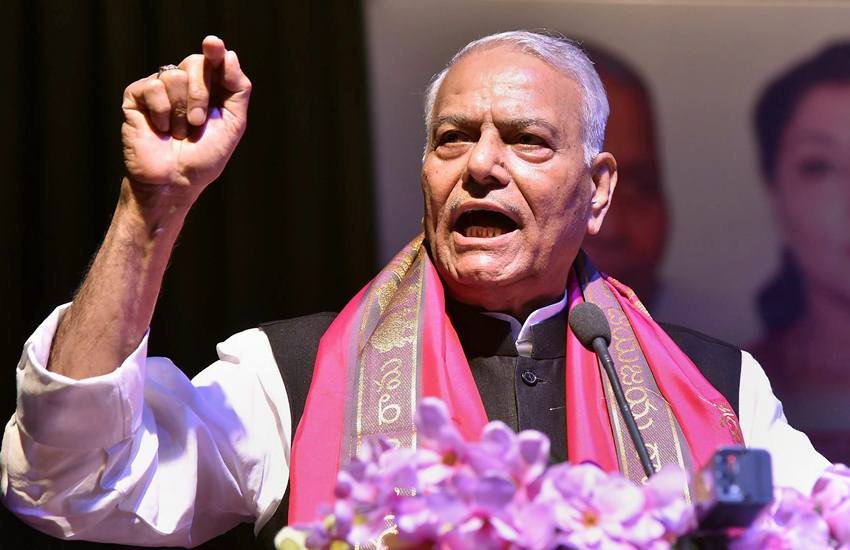 पटना में राष्ट्र मंच की प्रेस कॉन्फ्रेंस में बीजेपी छोड़ने का ऐलान करते यशवंत सिन्हा। (फोटोः एएनआई) 