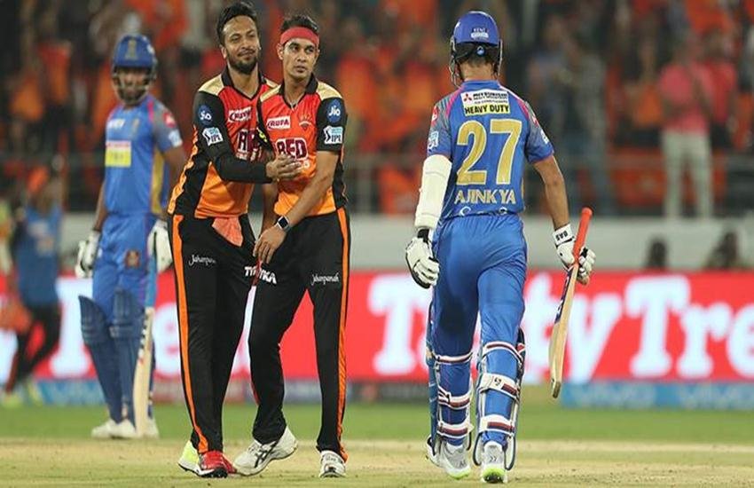 आउट होकर पवेलियन लौटते हुए रहाणे। (फोटो सोर्स- बीसीसीआई)