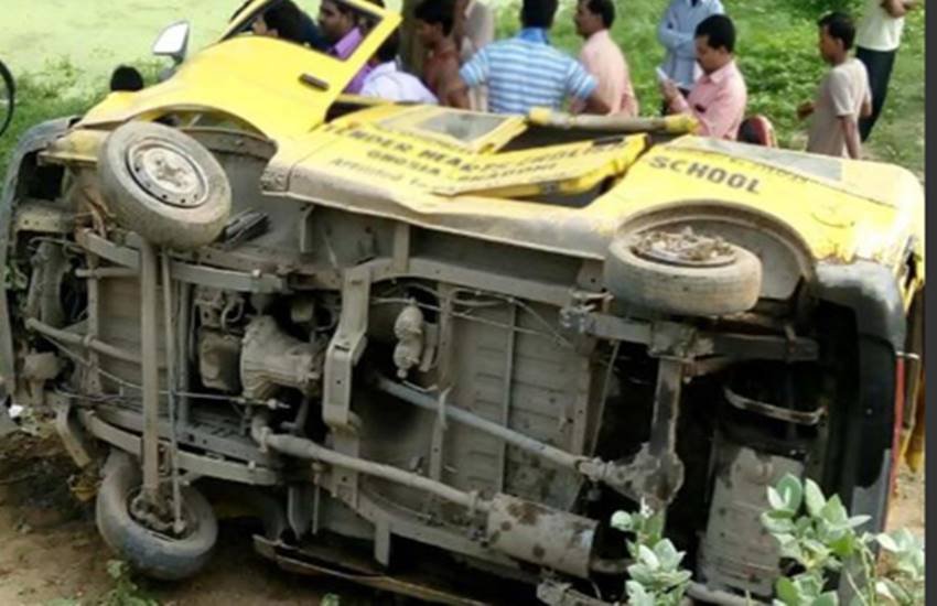 कुशीनगर रेलवे क्रॉसिंग पर ट्रेन से टक्कर के बाद क्षतिग्रस्त हुई टाटा मैजिक। कुशीनगर रेलवे क्रॉसिंग पर ट्रेन से टक्कर के बाद क्षतिग्रस्त हुई टाटा मैजिक।