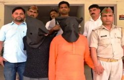 भगवा कुर्ता भी नहीं बचा पाया योगी के इस मुस्लिम नेता को, उठा ले गई पुलिस