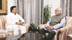 आपराधिक वारदातों पर योगी सरकार की चुप्पी पर राज्यपाल नाइक ने दिया अखिलेश को यह जवाब