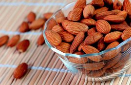 almonds, raw almonds, raw almonds nutrition in hindi, raw almonds benefits in hindi, raw almonds in summers, raw almonds harms, disadvantages of raw almonds in hindi, dont eat raw almonds in summers, how to soak raw almonds, soak almonds, health tips in hindi, healthy life tips in hindi, lifestyle news in hindi, healthy lifestyle tips in hindi, health news in hindi, jansatta