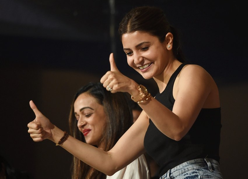 इससे पहले 13 अप्रैल को किंग्स इलेवन पंजाब और रॉयल चैलेंजर्स बैंगलोर (आरसीबी) के बीच मैच खेला गया था। इस दौरान आरसीबी के कप्तान विराट कोहली की पत्नी और बॉलीवुड एक्ट्रेस अनुष्का शर्मा भी इस मैच को देखने पहुंची थीं। (फोटो सोर्स- पीटीआई फोटो)