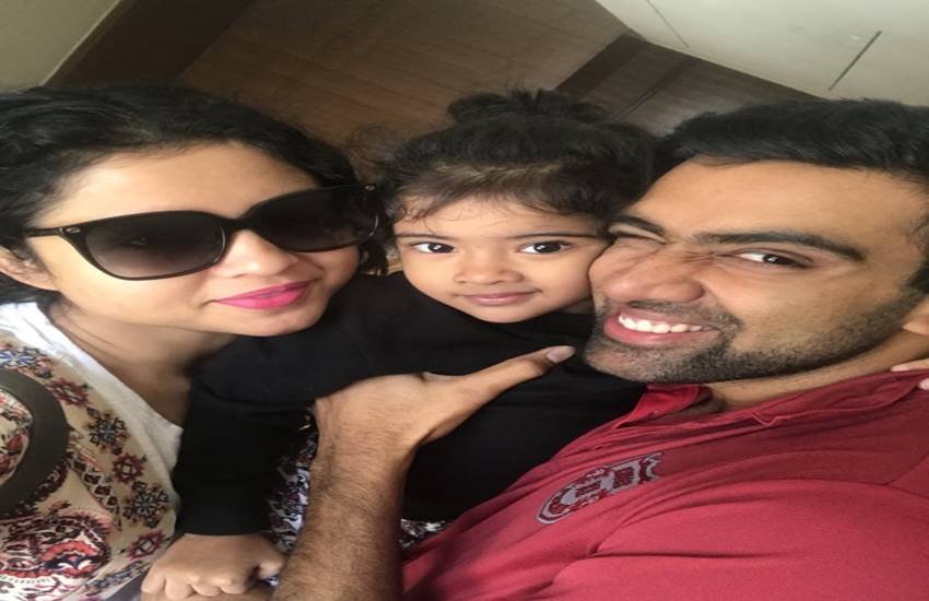 फैमिली के साथ भारतीय टीम के ऑफ स्पिनर आर अश्विन। (फोटो सोर्स- इंस्टाग्राम)