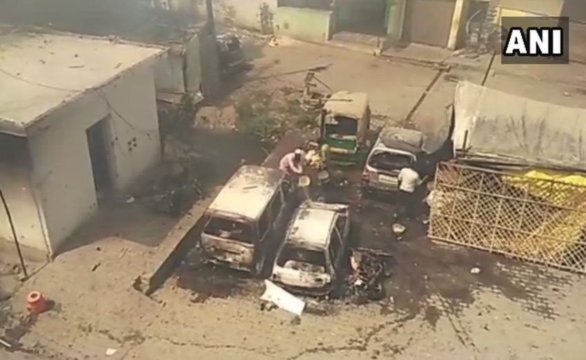 राजस्थान के बाड़मेर में भी हालात बेहद तनावपूर्ण हो गए। कुछ घरों को भी नुकसान पहुंचाया गया। (2 अप्रैल की तस्वीर)