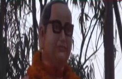यूपी: तोड़ी गई अंबेडकर की मूर्ति की मरम्मत तो की, फिर भगवा रंग में रंग दिया