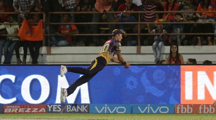 आईपीएल के सबसे बेहतरीन लम्हों में शुमार हो चुके बोल्ट के इस कैच का जादू ट्विटर पर भी छा गया है। आईपीएल के सबसे बेहतरीन लम्हों में शुमार हो चुके बोल्ट के इस कैच का जादू ट्विटर पर भी छा गया है।