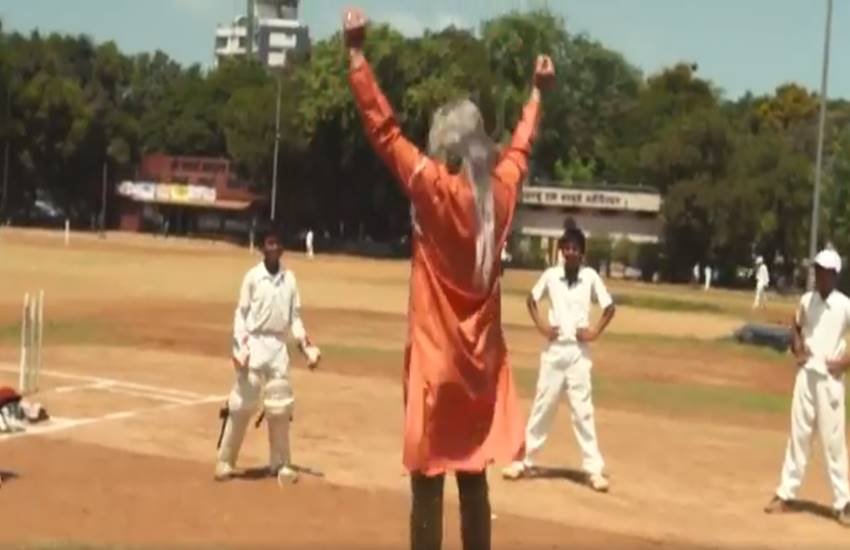 बाबा बनकर ब्रेट ली मैदान पर पहुंचे बाबा बनकर ब्रेट ली मैदान पर पहुंचे