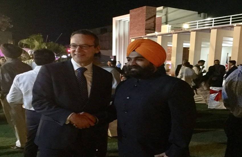 विदेश एवं राष्ट्रमंडल कार्यालय के स्थायी अवर सचिव साइमन मैक्डॉनल्ड ने कल एक ट्वीट में अमृतसर स्थित स्वर्ण मंदिर को ‘‘ स्वर्ण मस्जिद ’’ ( गोल्डन मॉस्क ) लिख दिया था।