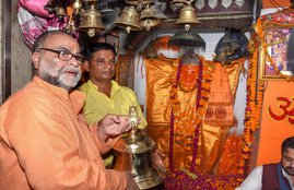Bukkal Nawab donates brass bell to Hanuman temple