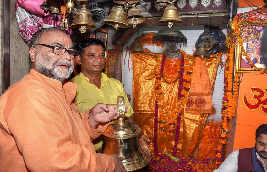 Bukkal Nawab donates brass bell to Hanuman temple