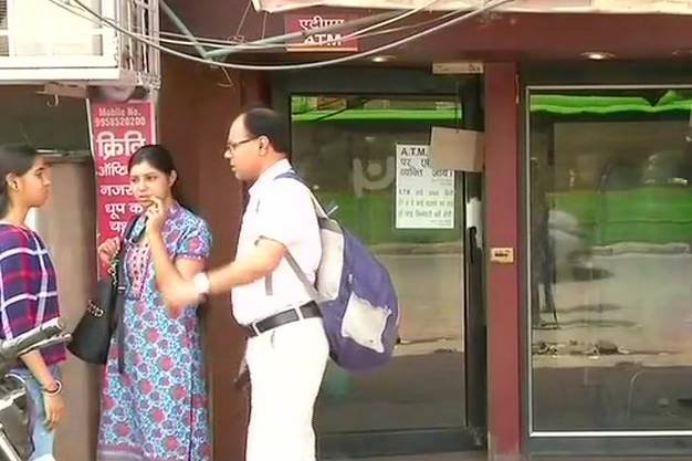 खाली एटीएम और परेशान लोग