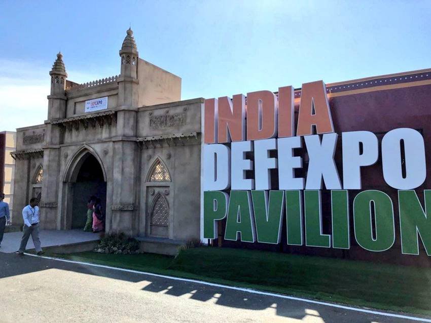 चेन्नई में रक्षा प्रदर्शनी का उद्घाटन करते हुए प्रधानमंत्री ने देश की तीनों सेनाओं को और सशक्त बनाने का संकल्प दोहराया। प्रधानमंत्री ने रक्षा उत्पादन और खरीद प्रक्रिया में नीतिगत बदलाव लाने का जो संकेत दिया है उससे सरकारी, निजी और विदेशी कंपनियों को समान अवसर मिल सकेंगे।