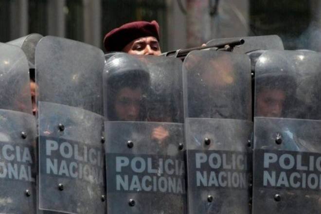  पेंशन प्रणाली में बदलावों के खिलाफ पुलिस और प्रदर्शनकारियों के बीच निकारागुआ में तीन दिनों के दौरान हुई हिंसक झड़पों में 10 लोगों की मौत हो चुकी है।