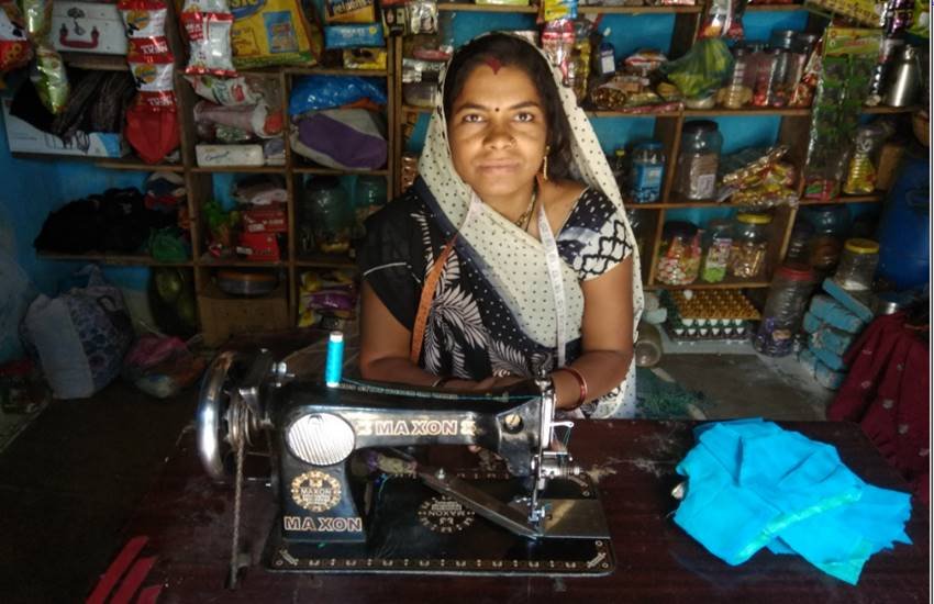 गोमती को उज्ज्वला योजना के तहत गैस सिलेंडर और चूल्हा तो मिल गया है, मगर सिलेंडर दोबारा भरवाने के लिए पैसे उसके पास नहीं हैं। (फोटो-IANS)