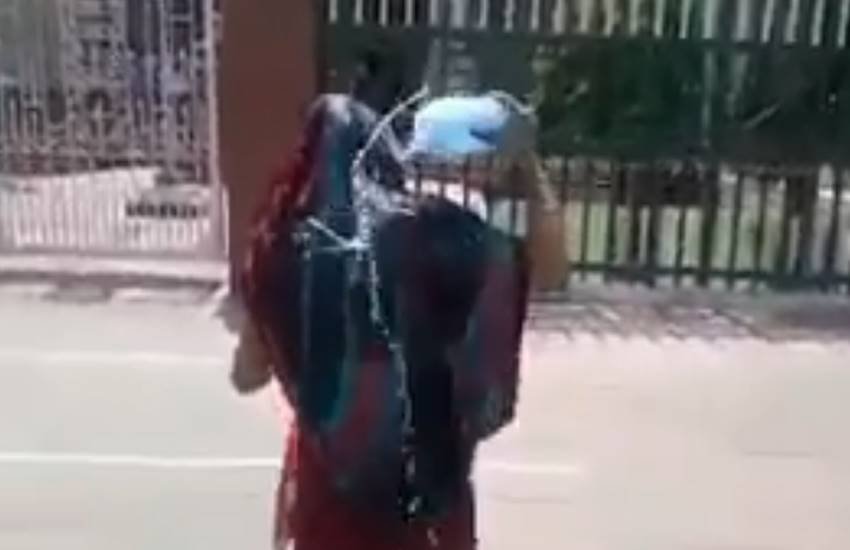यूपी विधानसभा के सामने खुद पर मिट्टी का तेल डालती महिला
