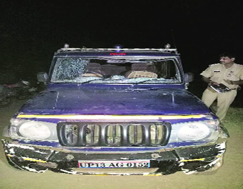 बुलंदशहर में बुधवार की रात बदमाशों की गोली लगने से पुलिस की गाड़ी का शीशा टूटा। बुलंदशहर में बुधवार की रात बदमाशों की गोली लगने से पुलिस की गाड़ी का शीशा टूटा।