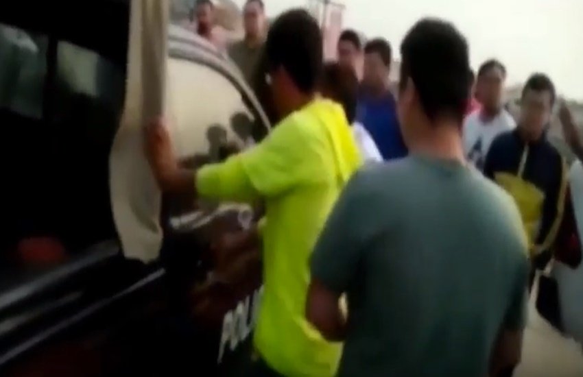 इस घटना का एक वीडियो सोशल मीडिया पर खूब वायरल हो रहा है। (Photo Source: Video Grab)
