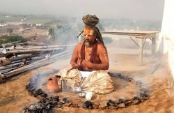 कंप्यूटर बाबा ने सरकारी गेस्ट हाउस में जमाया डेरा, कान में स्मार्टफोन लगा छत पर की पूजा