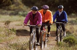 साइकलिंग से कम हो सकता है कैंसर का खतरा, और भी हैं कई फायदे