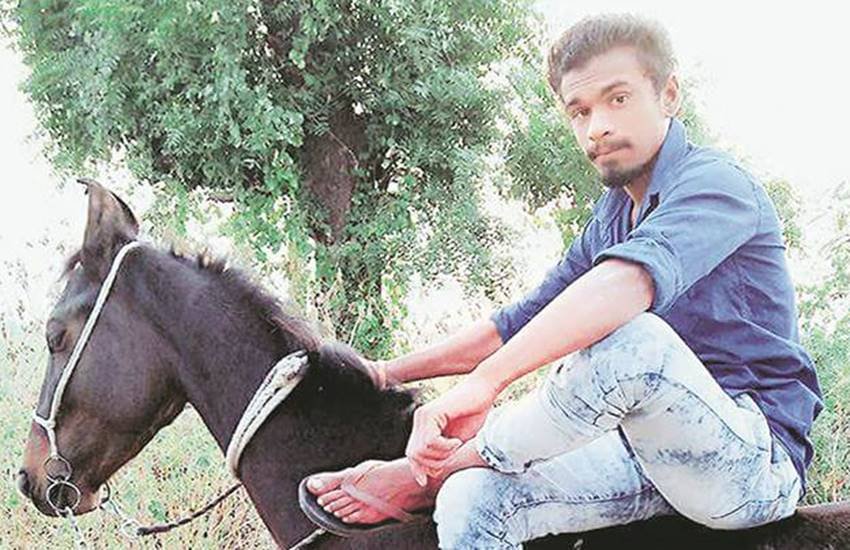 प्रदीप नाम के इक्कीस वर्षीय दलित युवक की हत्या सिर्फ इसलिए कर दी गई कि उसे घुड़सवारी का शौक था। प्रदीप नाम के इक्कीस वर्षीय दलित युवक की हत्या सिर्फ इसलिए कर दी गई कि उसे घुड़सवारी का शौक था।