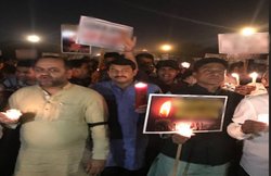 बलात्कार के खिलाफ कैंडल मार्च में शामिल हुए मनोज तिवारी, ट्रोल हुई बीजेपी