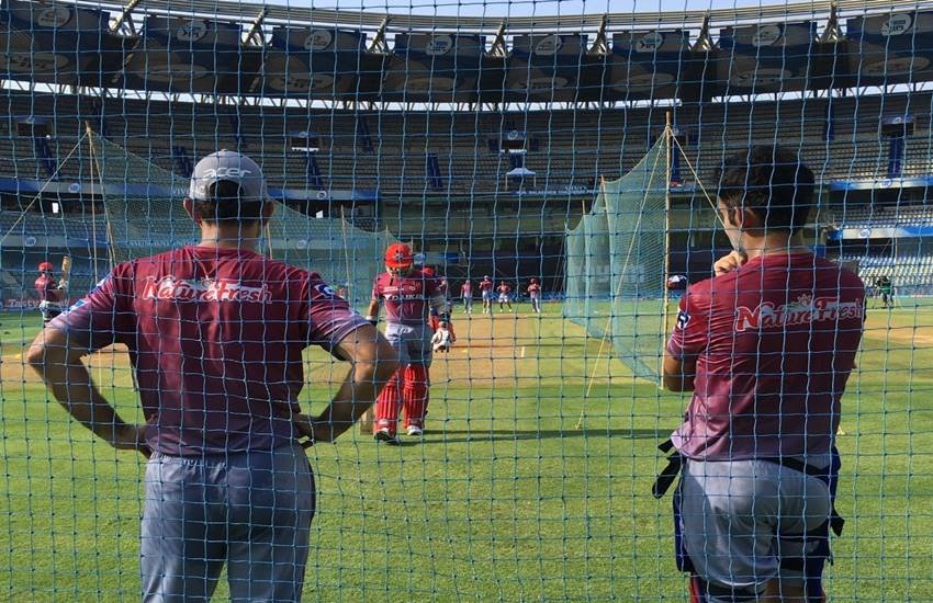 दिल्ली डेयर डेविल्स के कप्तान और कोच। (फोटो सोर्स- ट्वविटर) दिल्ली डेयर डेविल्स के कप्तान और कोच। (फोटो सोर्स- ट्वविटर)