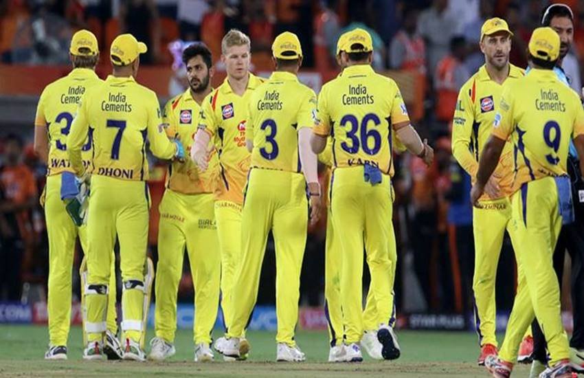 जीत के बाद खिलाड़ियों से हाथ मिलाते चेन्नई के खिलाड़ी। (फोटो सोर्स- बीसीसीआई)