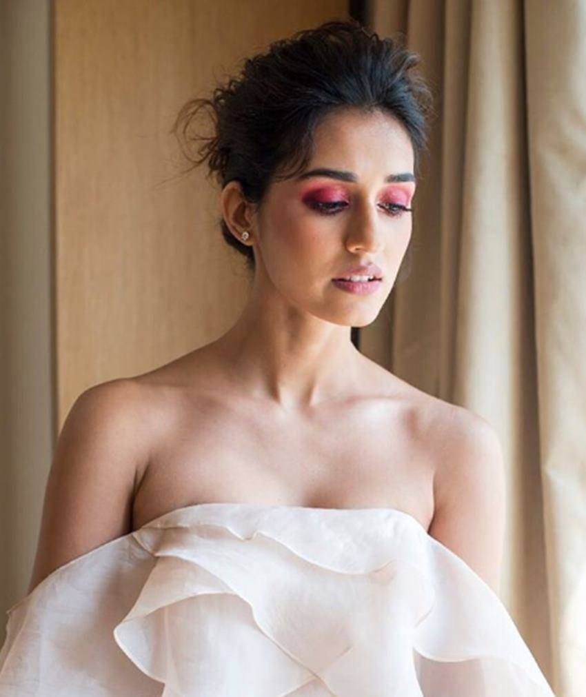 ग्लोइंग फेस के लिए - ग्लोइंग स्किन के लिए दिशा फेस पर रोज क्लीनजर और मॉइस्चराइजर का इस्तेमाल करती हैं। यह चेहरे पर नमी बनाए रखने में मदद करता है और चेहरा ड्राई और खिंचा-खिंचा नहीं लगता है। चेहरे पर मॉइस्चराइजर से पहले दिशा फेस सीरम भी लगाती हैं। लेकिन अगर आपके चेहरे पर दाग-धब्बे या मुंहासे हैं तो आप फाउंडेशन और कंसीलर का इस्तेमाल कर सकती हैं।