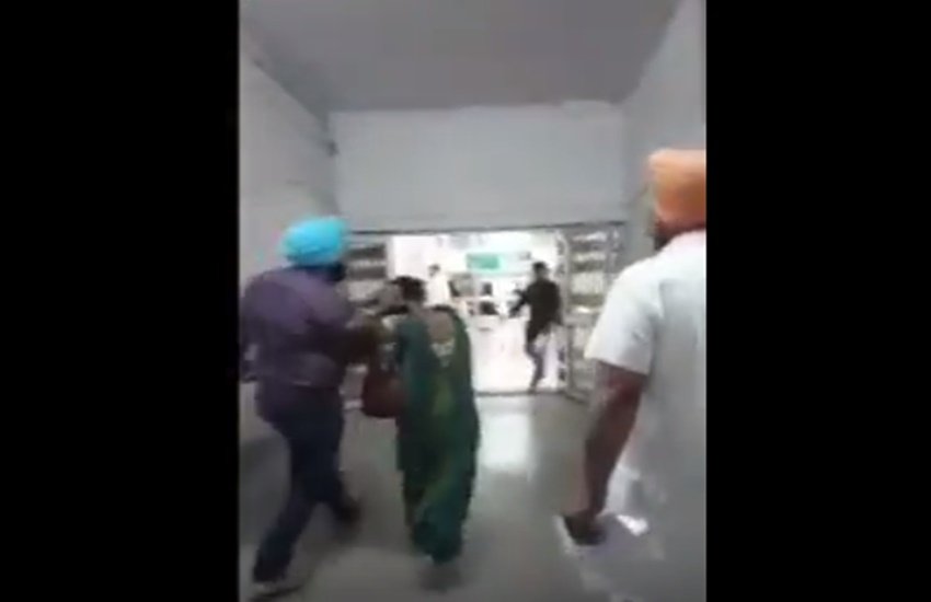 महिला मरीज के बाल पकड़कर ले जाता हुआ डॉक्टर। (Photo Source: Video Grab)