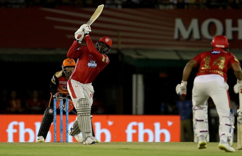 आईपीएल सीजन 11 में शतक बनाने का दौर चल पड़ा है। वेस्टइंडीज के विस्फोटक बल्लेबाज क्रिस गेल इस साल किंग्स इलेवन पंजाब टीम का हिस्सा है। हैदराबाद के खिलाफ खेलते हुए क्रिस गेल ने इस साल टूर्नामेंट का पहला शतक लगाया। गेल के बाद चेन्नई सुपर किंग्स के ओपनर शेन वॉटसन ने भी शतक जड़ दिया। वॉटसन ने शुक्रवार को खेले गए मुकाबले में राजस्थान रॉयल्स के खिलाफ शतक लगाया। वॉटसन का यह आईपीएल करियर का तीसरा शतक रहा। आइए एक नजर डालते हैं उन खिलाड़ियों पर जो आईपीएल में 100 से ज्यादा मैच खेलने के बावजूद आज तक शतक बनाने में कामयाब नहीं हो सके। (Photo Courtesy: IPL)