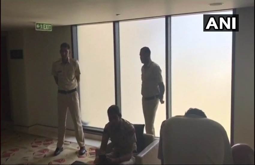 महिला का शव मिलने के बाद होटल में जांच करती हरियाणा पुलिस सोर्स।- एएनआई