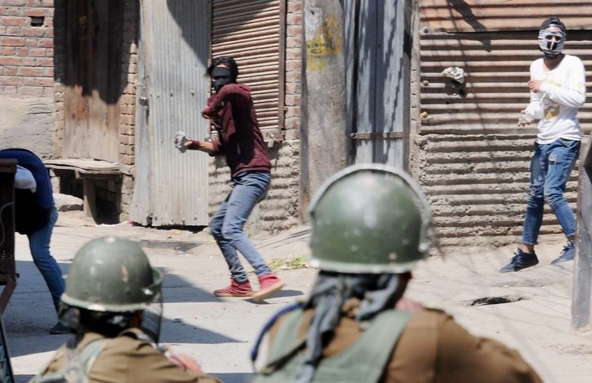 Indian Army, Kashmir, Security forces, Stone Pelting