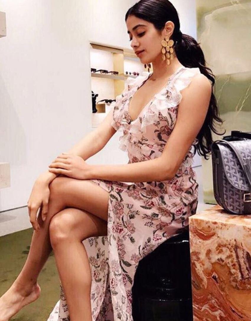 एब्स, पैरों तथा कोर के लिए लेग एक्सरसाइज जाह्नवी के फिटनेस प्लान का अहम हिस्सा है। इसमें फर्श पर लेटकर अपने दोनों पैरों को बारी-बारी से उठाना होता है।