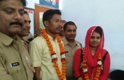 कानपुर: दारोगा को हो गया महिला कांस्‍टेबल से प्‍यार, साथी पुलिसवालों ने थाने में ही करवा दी शादी