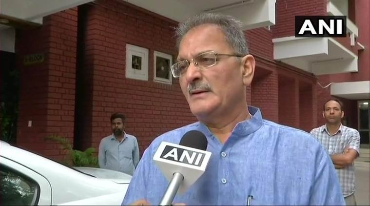 जम्मू-कश्मीर विधानसभा अध्यक्ष कवींद्र गुप्ता और सात अन्य ने राज्य की मुख्यमंत्री महबूबा मुफ्ती की अगुआई वाली पीडीपी भाजपा गठबंधन सरकार के मंत्री के रूप में आज शपथ लिया। 