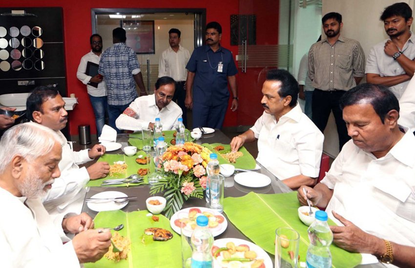 करुणानिधि से मिलने और हालचाल जानने के बाद के चंद्रशेखर राव एम के स्टालिन के साथ उनकी ही गाड़ी से उनके आवास पर पहुंचे, जहां दोनों नेताओं ने साथ-साथ लंच किया।