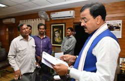 दलित चौपाल में एसी देख भड़क गए केशव प्रसाद मौर्य, इंजीनियर पर गिरी गाज