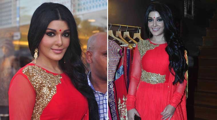 bollywood actress harrsaed from crowd, bollywood actress harrsaed by fans, Sushmita Sen,Deepika Padukone,Sonam Kapoor,Katrina Kaif,Kareena Kapoor Khan,Sonakshi Sinha, sonakshi sinha, gul panag, gauahar khan, kalki kochlin, deepika