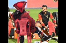 IPL 2018, royal challengers bangalore captain Virat Kohli with mystery man during practice session, royal challengers bangalore, RCB, Virat Kohli, Virat Kohli with mystery man, Virat Kohli with PICS, IPL NEWS, CRICKET NEWS, ipl, ipl 2018, ipl 2018 time table, ipl 2018 schedule, ipl 2018 team, ipl team 2018, ipl team 2018 players list, ipl scehdule 2018, ipl time table 2018, ipl team players list 2018