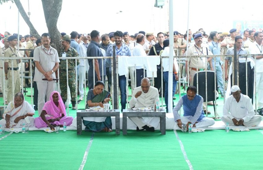 डॉ. अंबेडकर की 127वीं जयंती पर उनके जन्मस्थल मध्य प्रदेश के महू में जमीन पर बैठकर खाते राष्ट्रपति रामनाथ कोविंद, राज्यपाल आनंदी बेन पटेल, सीएम शिवराज सिंह चौहान और अन्य लोग। (फोटो-ANI)