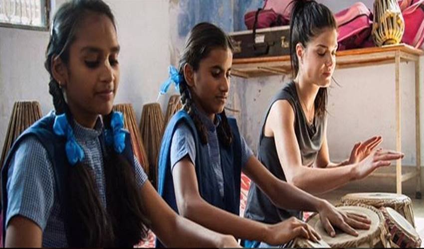 उन्होंने पोस्ट में आगे लिखा कि छात्राओं के वापस स्कूल लौटने से वह भी काफी खुश हैं, अब वो भविष्य में अपने सपने पूरे कर सकेंगी। एक दिन वह शादी करेंगी लेकिन अपनी मर्जी से।(फोटो सोर्स इंस्टाग्राम)