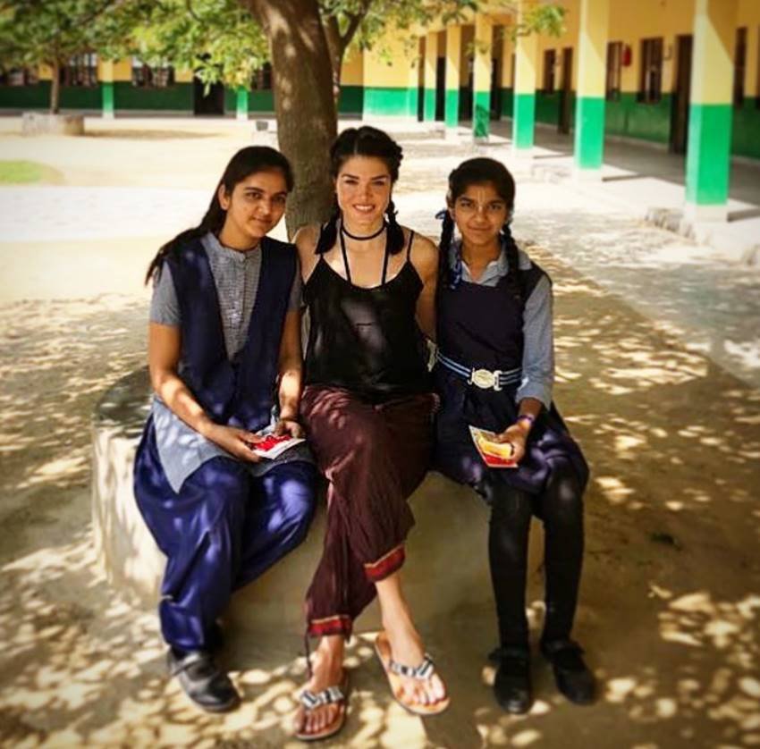 उन्होंने अपने इंस्टाग्राम अकाउंट पर रश्मी और गौरी नाम की दो स्कूली छात्राओं के साथ अपनी फोटो शेयर करते हुए एक इमोशनल पोस्ट भी लिखी। पोस्ट में मैरी ने बताया कि दोनों छात्राओं के पिता उनकी एक साल पहले गैरकानूनी रूप से शादी करना चाहते थे लेकिन एफएफएलवी संस्था ने उन्हे ऐसा करने से रोका और अब दोनों छात्राएं वापस अपनी अपनी पढ़ाई पूरी करने के लिए स्कूल आने लगी हैं।(फोटो सोर्स इंस्टाग्राम)