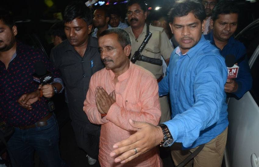लखनऊ एसएसपी आवास पर पहुंचे गैंगरेप के आरोपी विधायक कुलदीप सिंह सेंगर (फोटो-अवनीश)