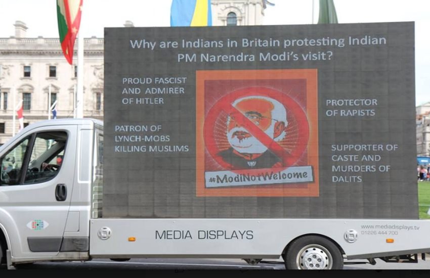 लंदन के व्हाइटहॉल में प्रधानमंत्री नरेंद्र मोदी के खिलाफ होर्डिंग लगाया गया है। (फोटो सोर्स: फेसबुक)