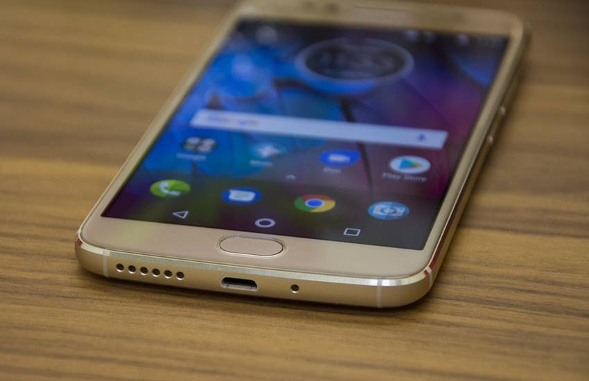  Moto G5S में 16 मेगापिक्सल का रियर कैमरा f/2.0 अपर्चर, PDAF और LED फ्लैश लाइट के साथ दिया गया है। 