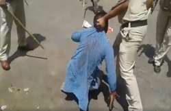 भारत बंद का वीडियो: एक प्रदर्शनकारी पर टूट पड़े आधा दर्जन पुलिसवाले, जानवरों सा पीटा