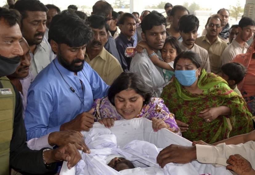  पाकिस्तान के बलूचिस्तान सूबे में एक गिरजाघर के निकट चार अज्ञात बंदूकधारियों ने ईसाई समुदाय के दो लोगों की गोली मारकर हत्या कर दी 