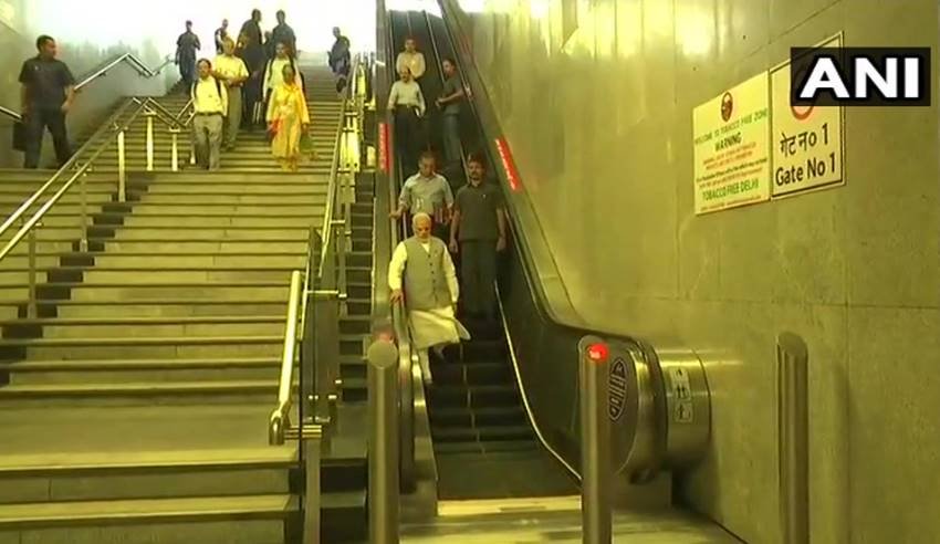 Narendra Modi, Narendra Modi in metro, Narendra Modi in delhi metro, Narendra Modi metro pics, Narendra Modi metro photos, Narendra Modi metro picutres, selfie with modi, selfie with modi in metro, selfie with modi in delhi, selfie with modi in delhi metro, Prime Minister Narendra Modi, Prime Minister Narendra Modi in metro, photo gallery
